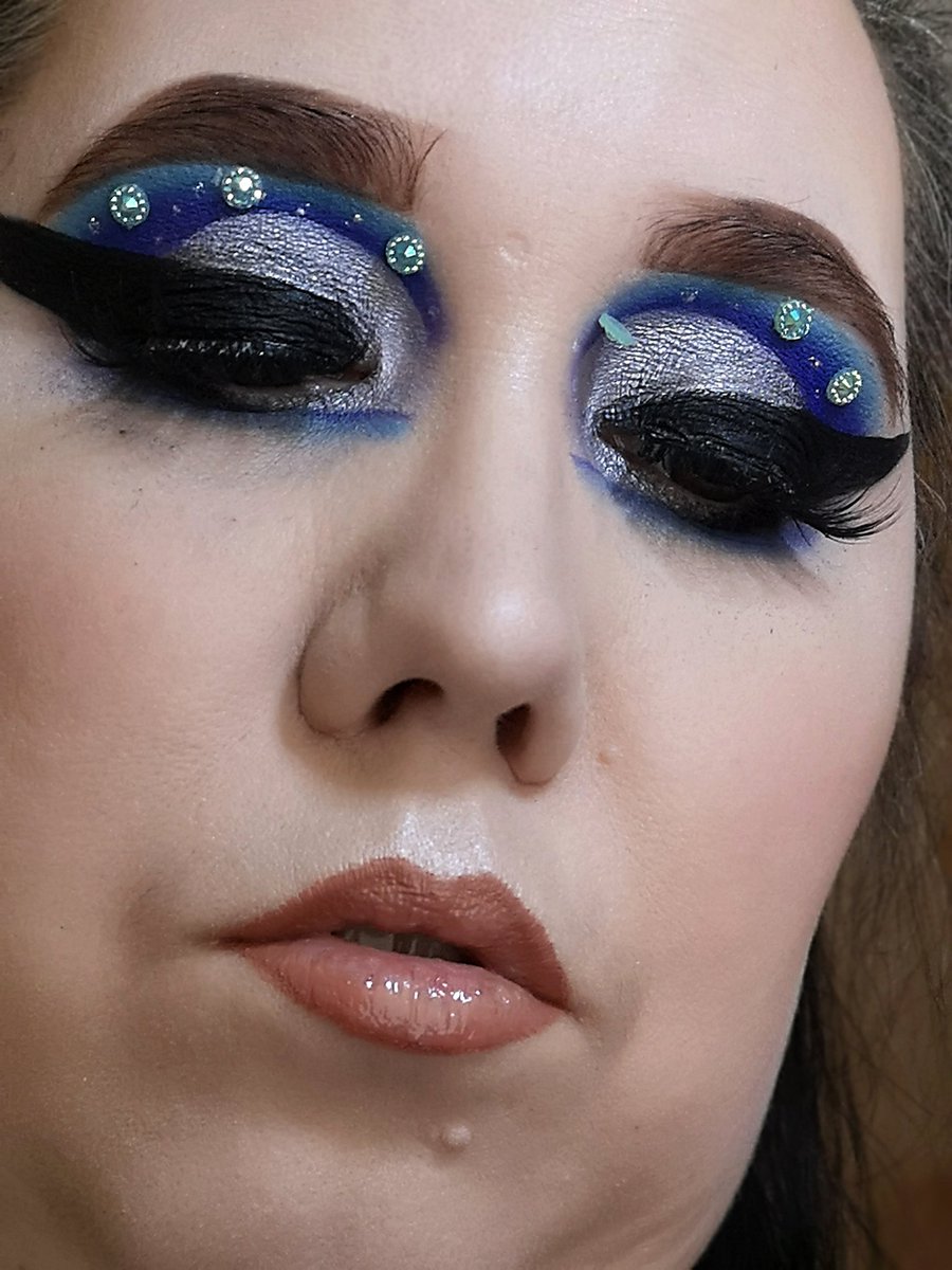 makeup_mummy17's tweet photo. This was inspired by #plouiseacademy

@JeffreeStar blue blood &amp; I'm royalty gloss &amp; magic star concealer 
@SleekMakeUP vitality foundation
@MakeupRVLTN conceal and define infinite concealer

#makeup #jeffreestarcosmetics #makeuprevolution #makeupobsessionprlist https://t.co/iq3mohnzmB