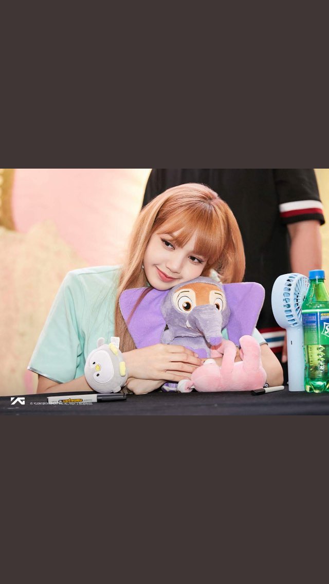 723asilaLroFieM's tweet photo. A BIG THANKS 🙏🙌🏻🙌🏻 to @LILIES_UNITED for organizing this Twitter Topic for our Lalisa. I would like to express my gratitude to you Admin for everything that you’ve done for our Lalisa 🥺🤧 I Hope Your Hardwork and all Lilies hardwork will be paid off. #TwitterGiveLalisaTopic https://t.co/Cxt3t8YwSg