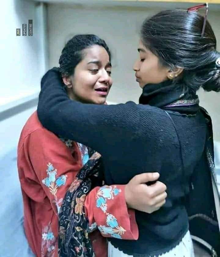 अठरा बरस की कुवाँरी कली थी,
शाहीन बाग में शेरनी बनने चली थी🤗

पकङी गयी चोरी तिहाङ की जेल में,
बन गयी कुवॉरी अम्मी खेल खेल में। 😂😂

अईसेे केसन चलेगा🤔
कालिया पूछेगा अम्मी मेरे कितने अब्बू थे