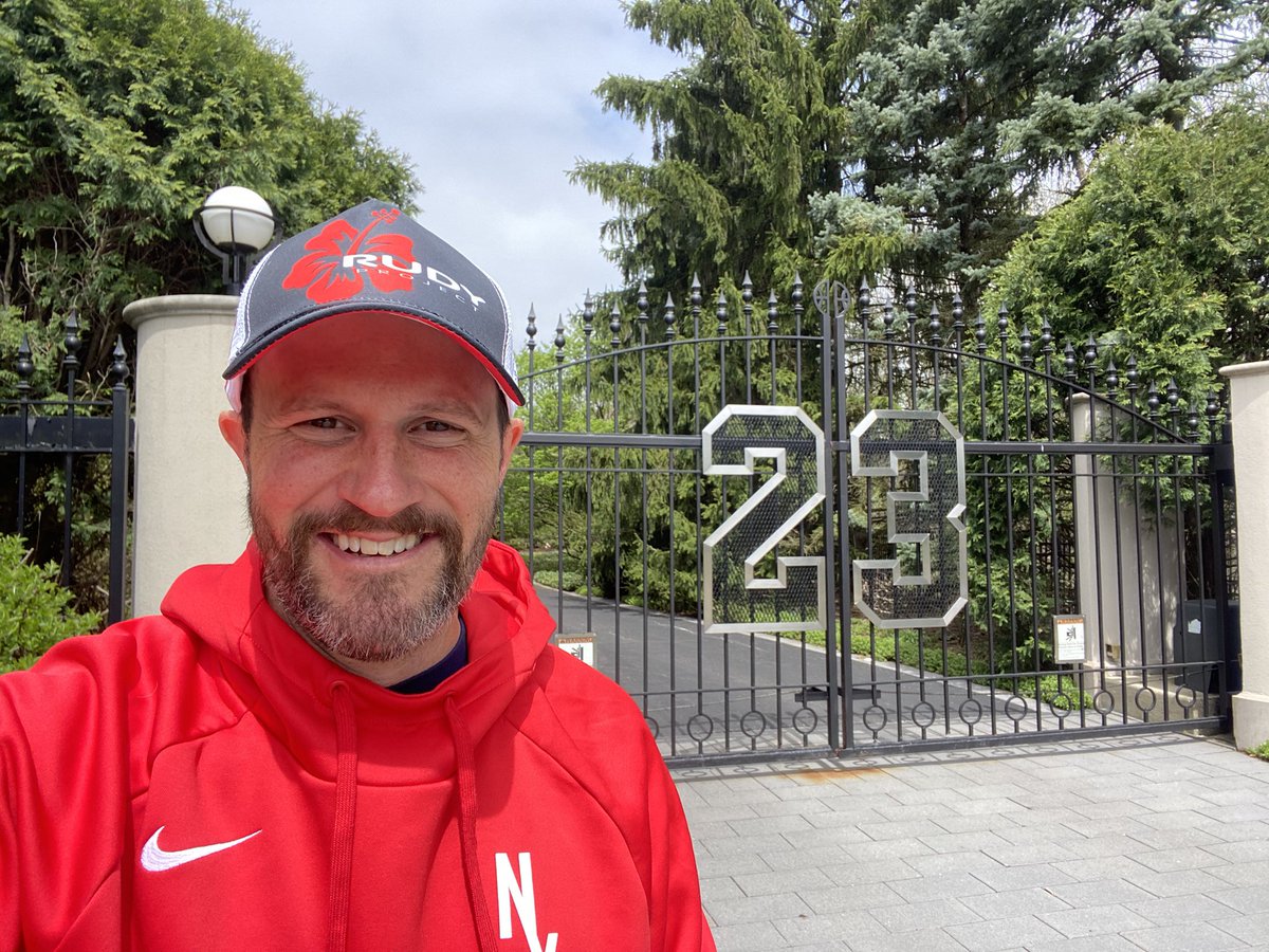 Billish12's tweet image. In the neighborhood #TheLastDance #MichaelJordan #stillavailable