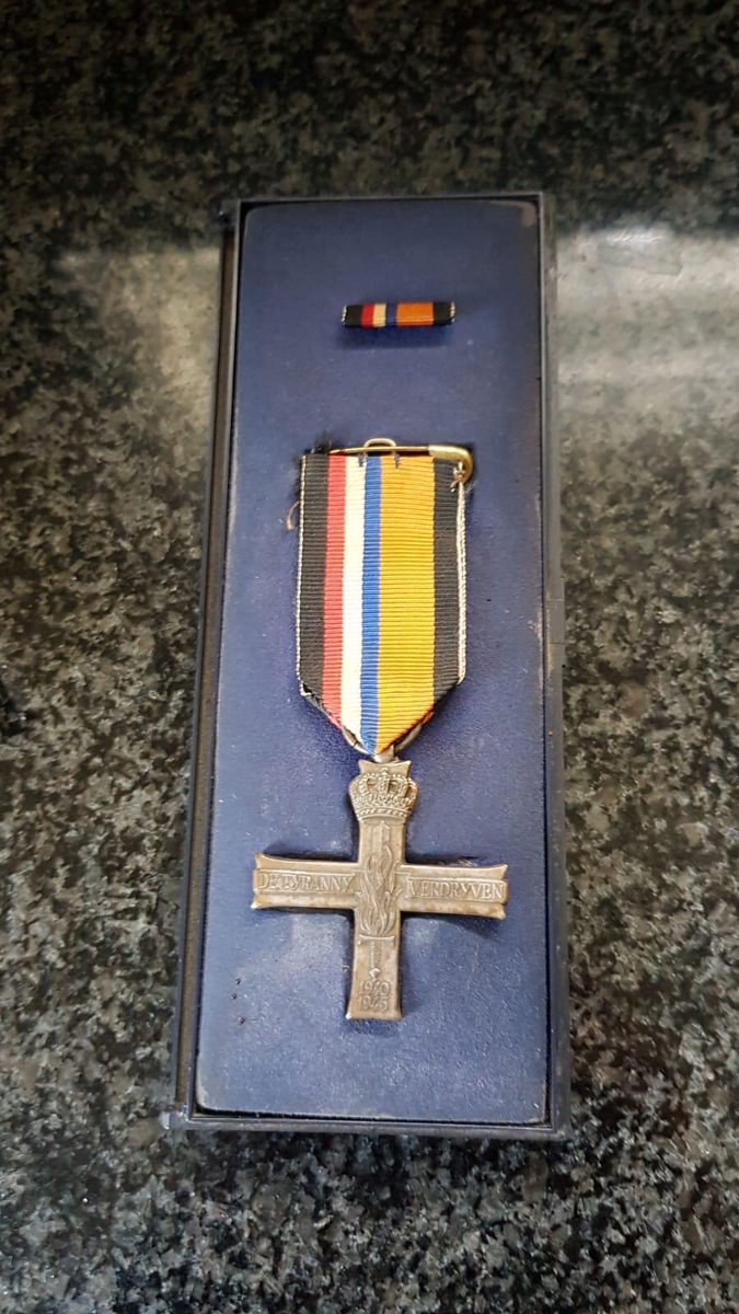 Digitaal gezamenlijk praten over #vrijheid met verhalen en foto’s. Foto’s: Bonnenboekje en verzetsherdenkingskruis