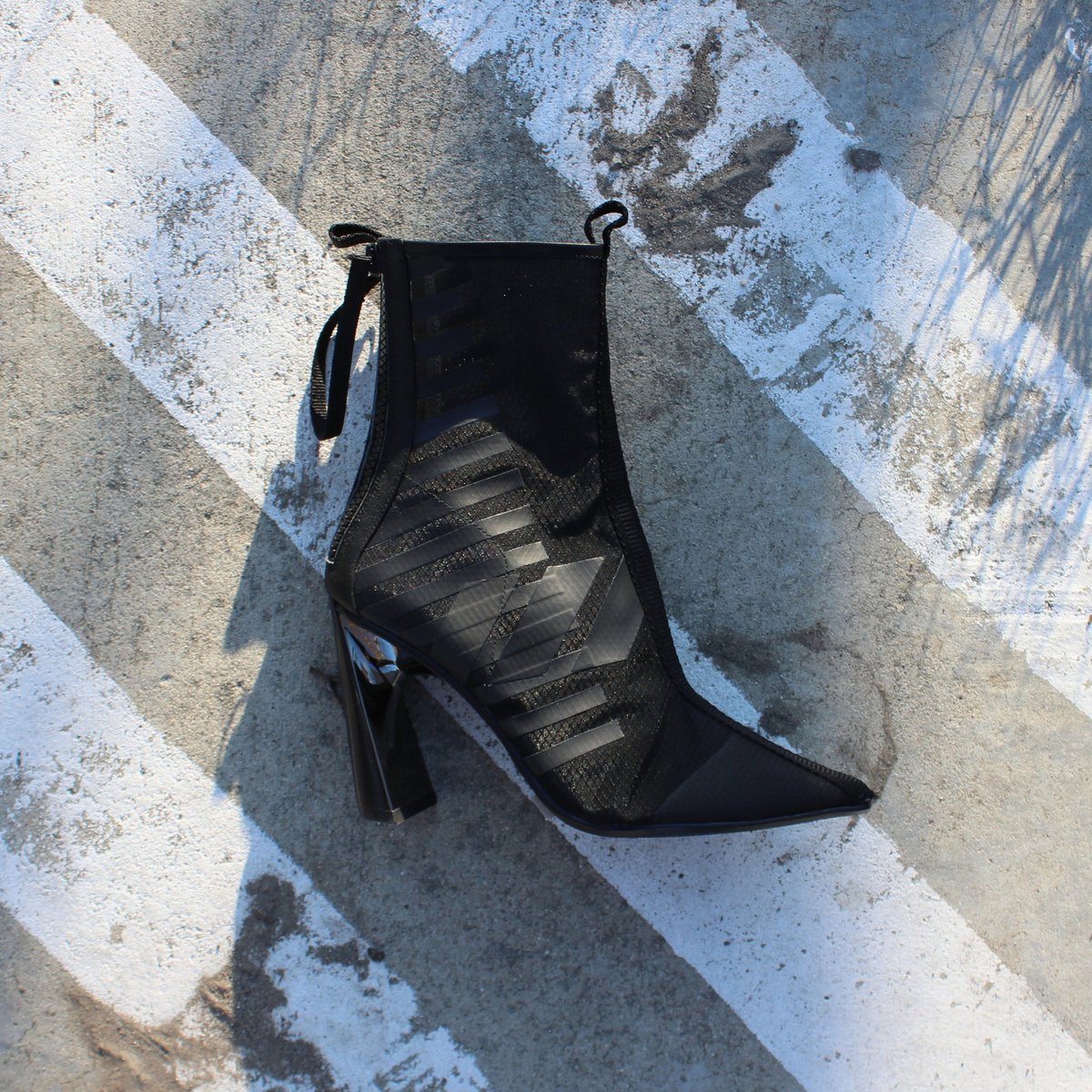 The MOLTEN CALLI HI //// A pointy toe high heel bootie materialized in an experimental mesh fabric //// #UnitedNude //// Click here to shop: bit.ly/2W3B8vF
.
.
.
#unitednude #fashion #architecture #killerheels #hautecouture #ss20 #springsummer #design #heels