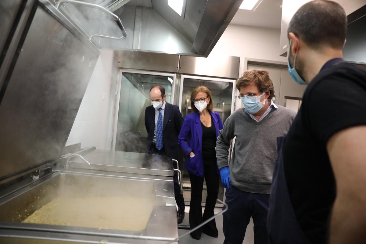 Madrid no se para y, mientras todo llega, la solidaridad tira del carro para que salgamos cuanto antes. 

El Four Seasons tuvo que posponer su apertura a septiembre pero puso sus cocinas al servicio del ayuntamiento y cada día donan 1000 menús

Volveremos y con más fuerza, Madrid