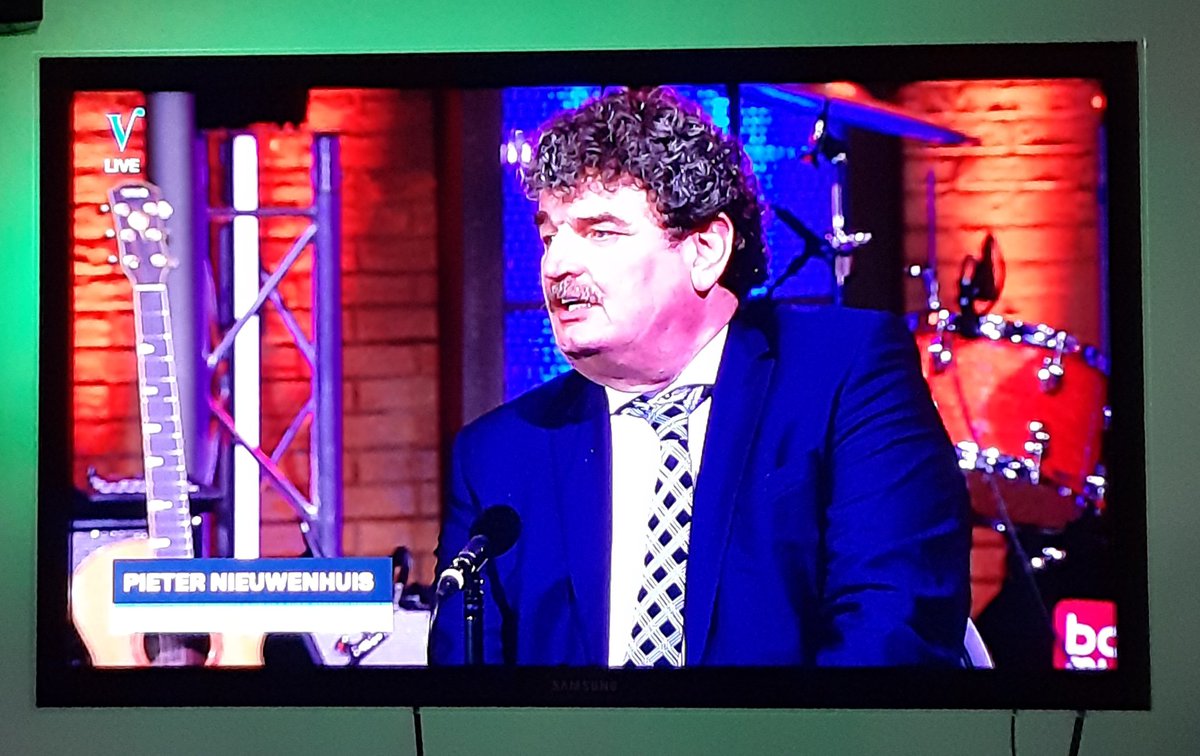 petervanderzwan's tweet photo. Hé, daar hebben we het Hypercubemannetje weer. Krankzinnig voorstel competitieopzet net in #veronicainside, met name als het gaat om de transferwindow(?). Was jaren geleden te gast bij #dtvk om inkrimping eredivisie en play offs á la België te bepleiten. Weer even zendtijd gehad. https://t.co/bqiya49fA9