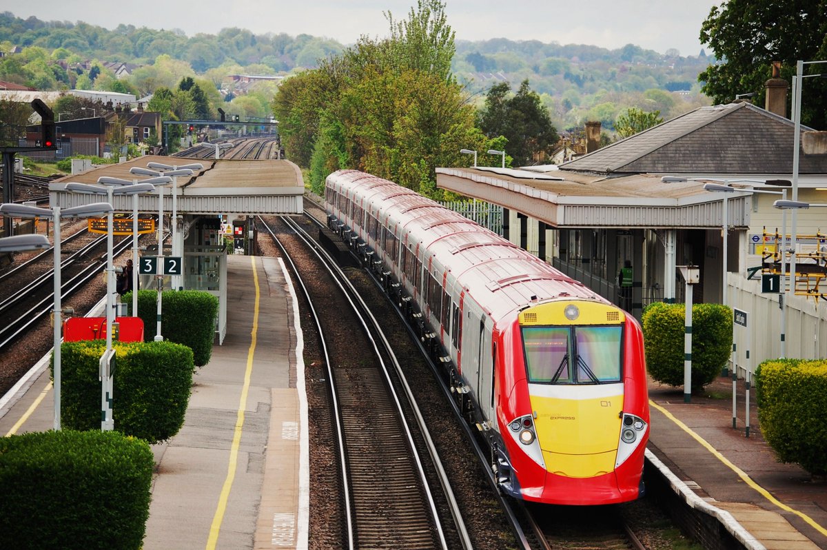 TheRealStavioni's tweet image. OTD in 2010, #GatwickExpress 442417 &amp;amp; 419, and 460001 at South Croydon..... Loved the 460 😎  #Class460 #Class442 #Rail #Railway #EMU