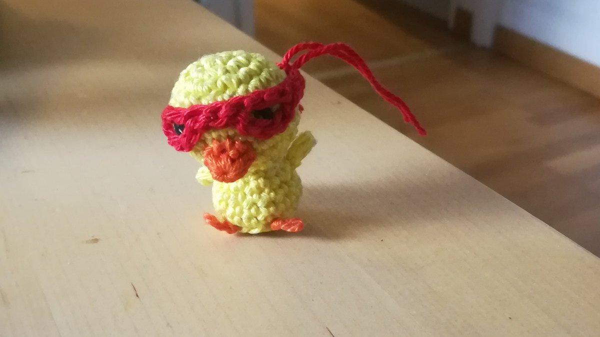 AnneLawreMichel's tweet photo. Bon même si j'ai plus de ❤️ et de rt sur le sondage que sur les peluches ^^'' je continue la série aux couleurs du #PrideFlag : voici Blaise le poussin masqué en hommage à @ClaudePonti. Toujours d'après un patron des #adorablesminianimaux de So'croch #crochet #plushies https://t.co/1ICSitFPh5