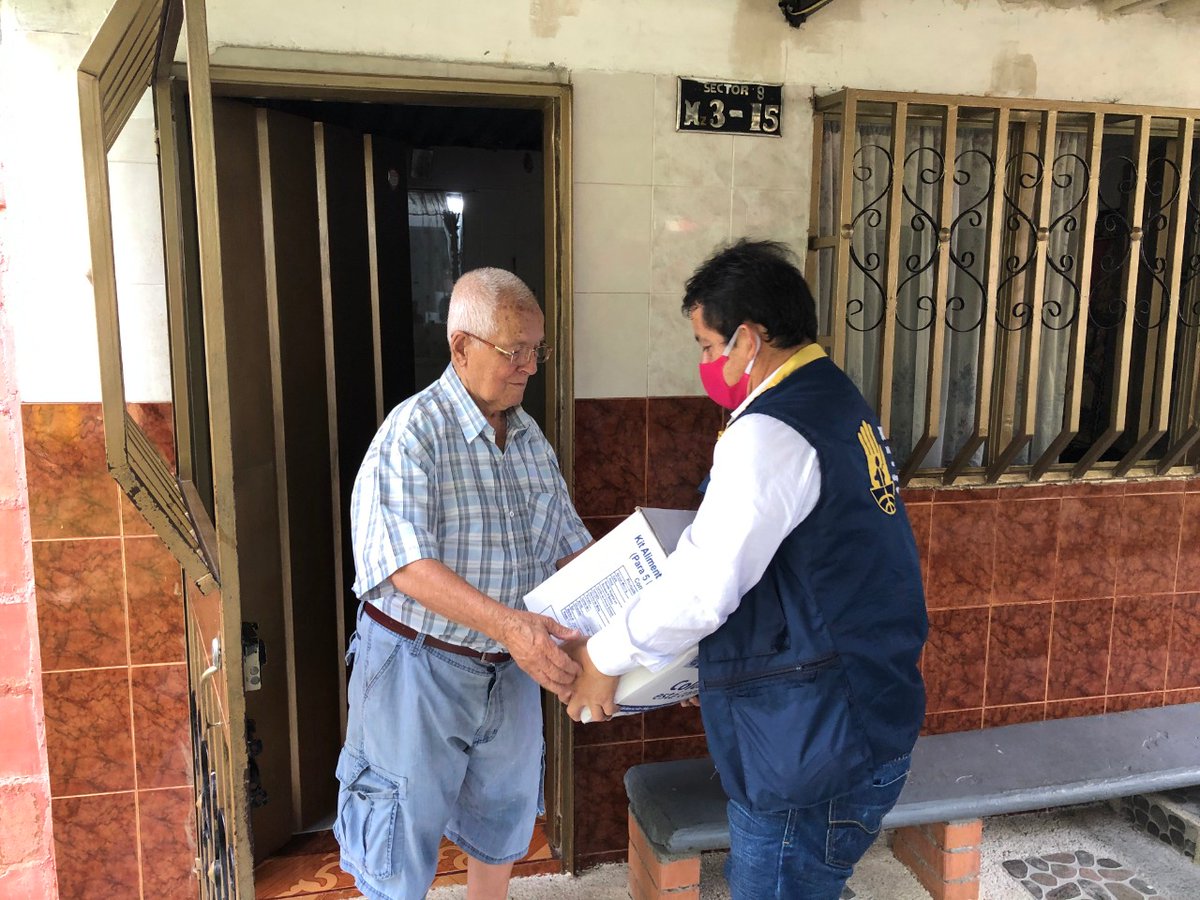 UNGRD's tweet photo. #ApoyoAlAdultoMayor | En la capital del departamento del #Quindío entregamos la Asistencia Humanitaria de Emergencia para los adultos mayores de 70 años que no reciben otros beneficios sociales del Gobierno. #ColombiaEstáContigo  #Armenia. ¡Nuestra tarea continúa! https://t.co/rGaYp4pGW3