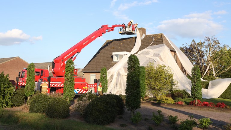04 mei 2020,  uur Groot landbouwdoek waait weg en bedekt huis in Veghel Een losgeraakt landbouwdoek is maandagavond over een huis op de Driehuizen in Veghel gewaaid.