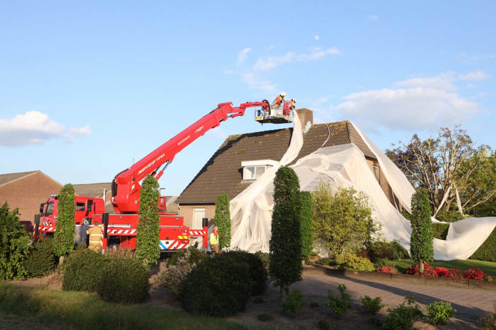 #Brandweer verwijderd #Landbouwdoek van woning aan de #Driehuizen in #Veghel.