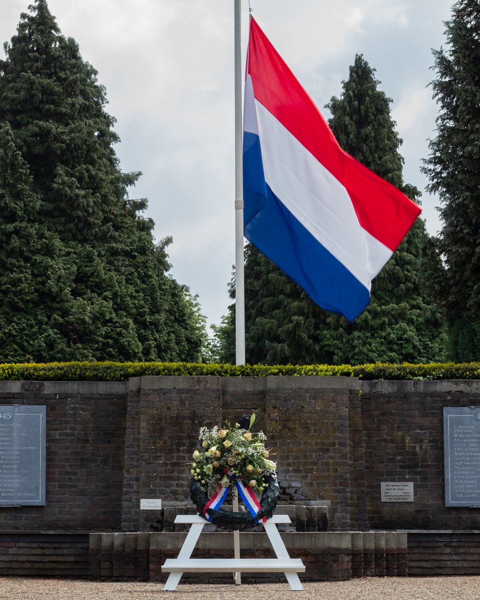 CDASitGel's tweet photo. Vandaag zijn er bij verschillende oorlogsmonumenten in onze gemeente kransen of bloemen gelegd. Ook in deze coronatijd is het belangrijk om oorlogsslachtoffers te herdenken! 🙏🏼🇳🇱 https://t.co/Ow5PnoyFAp