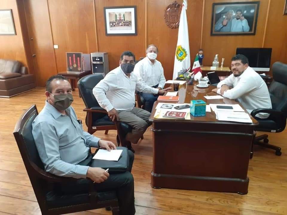 MarioHdez56Ver's tweet photo. #EstáPasando
Me reuni con el Secretario de Educación de Veracruz, @ZenyazenEscobar  revisando una agenda que, entre otros, incluye: 
- Pagos 
- Convocaria para cambios y permutas.
- Fideicomiso del SAR.
- Seguridad e higiene, para alumnos y trabajadores de la educación. https://t.co/kX9lOgqsOZ