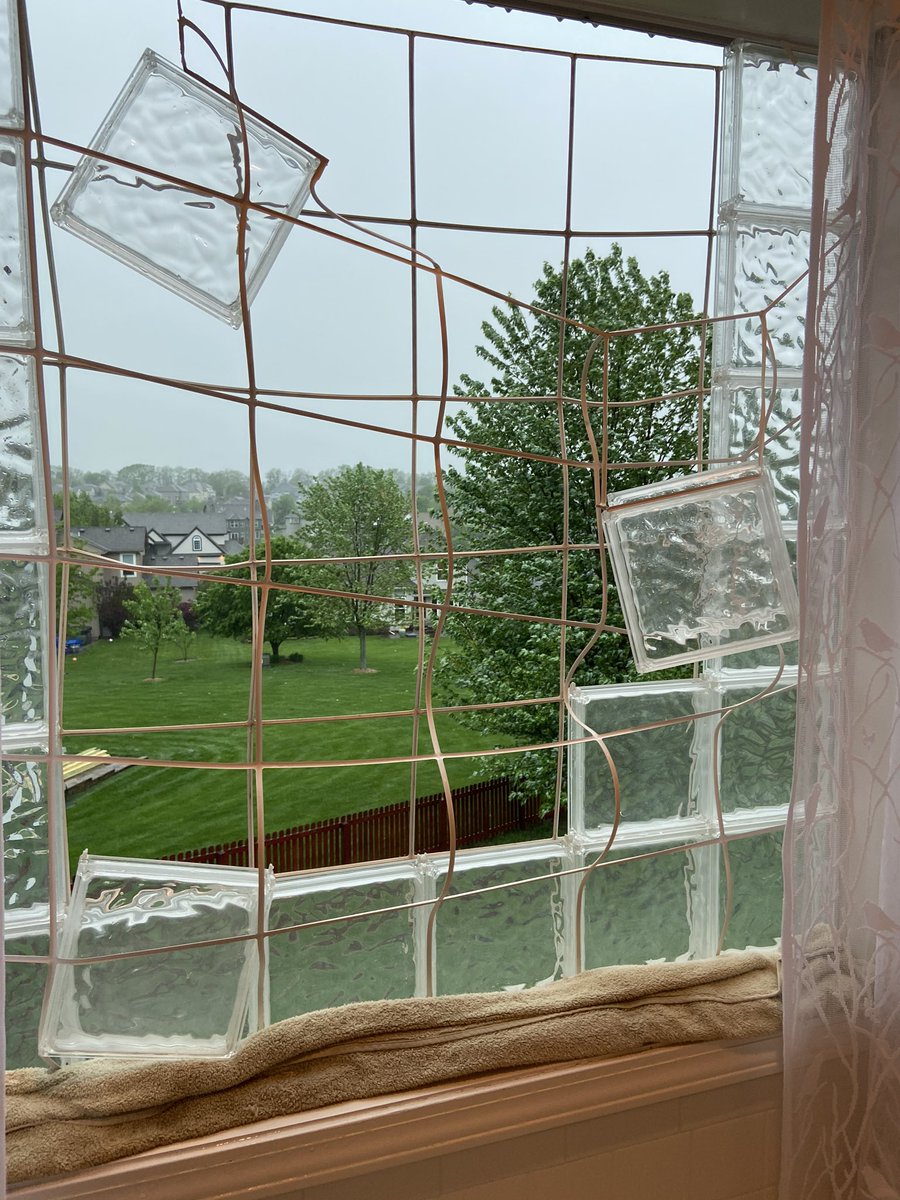amynau09's tweet photo. @NWSKansasCity Definitely came through my neighborhood in south Lee’s Summit! It was a bit too much for my window! https://t.co/g21XdzcSNW