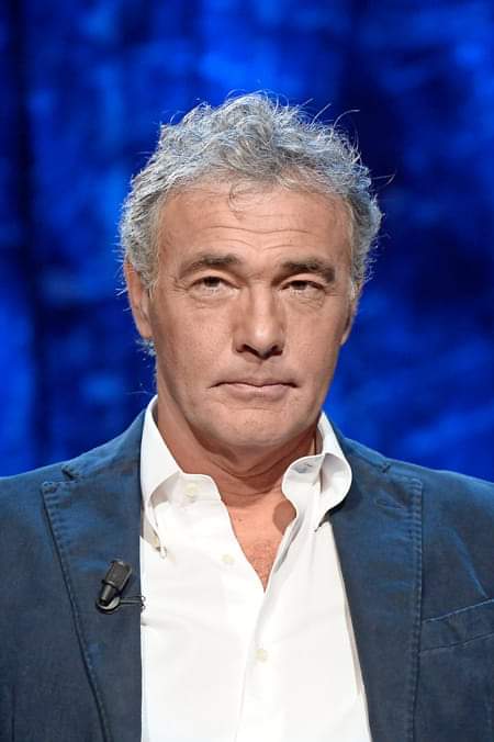 Lorellastelle's tweet image. #PatriziaMalvaGiannone
Nel 1998 viene sospeso per 12 mesi dall'ordine dei giornalisti per violazione delle norme sul divieto di commistione tra informazione giornalistica e pubblicità
Nel 2005 viene nuovamente sospeso per 2 mesi dall'ordine dei giornalisti per violazione delle ⬇️