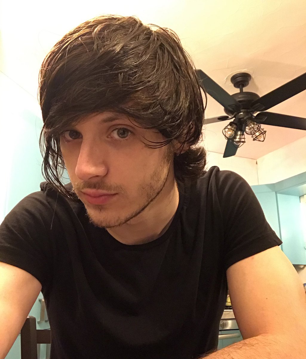 OscarBurgos_'s tweet photo. Noche de discusión con mi cabello.
¿Como les late más?
¿ Greña pa bajo o Greña pa rriba ? https://t.co/SRIxf63FDe
