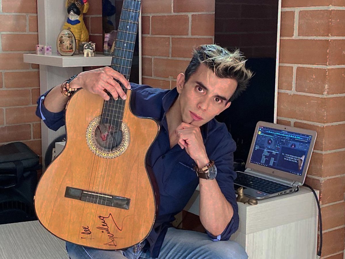 _ALEX_AGUILERA's tweet photo. #cuarentena #mequedoencasa 
🎙🎙  #cantantesbogota #musicapopular #musica #cantanteranchero #cantantes #cantantesolista #compositor #compositores #showsenvivo  #showenvivo #cantante #cantautor  #serenata #celebraciones #mariachis #baladas #baladas70s #baladas80s #baladasdelayer https://t.co/0w0N1vdC45