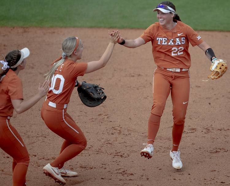 HAPPY BIRTHDAY to outfielder <a href="/mk22tedder/">Mary Katherine Ted</a>! Hope it’s a great one MK! #HookEm 🤘