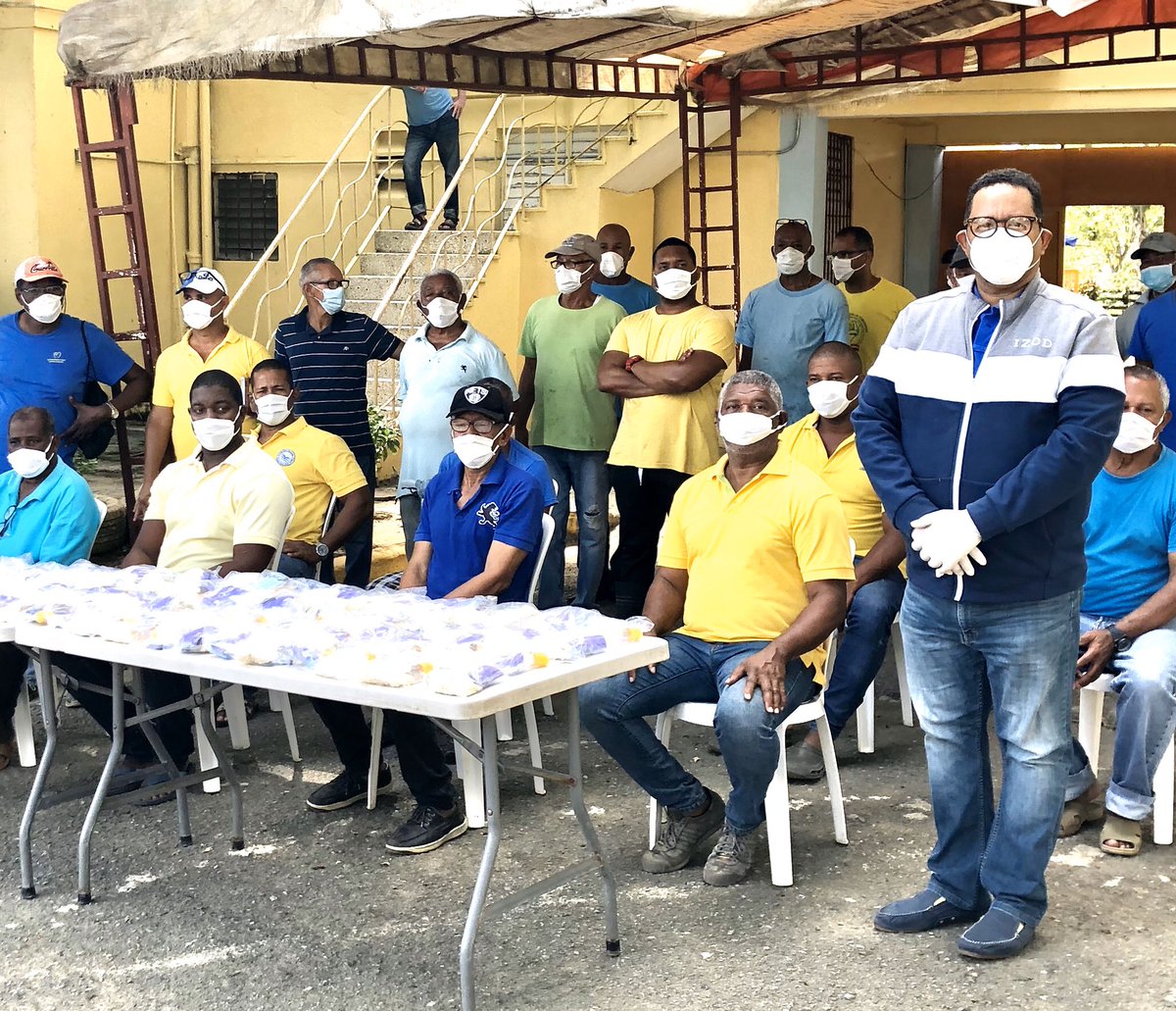 RafaelBaez14's tweet photo. En el CCR de Haras Nacionales, entregando mascarillas, manitas limpias y guantes a los internos y adultos mayores para evitar el contagio del virus. Gracias al JEP y a las autoridades por su buen trato y gracias a las personas que hacen posible estas entregas ...  Dios es bueno! https://t.co/ItZcocnpOO