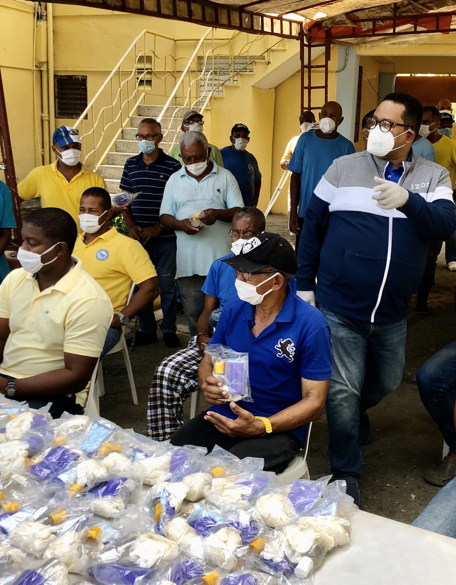 RafaelBaez14's tweet photo. En el CCR de Haras Nacionales, entregando mascarillas, manitas limpias y guantes a los internos y adultos mayores para evitar el contagio del virus. Gracias al JEP y a las autoridades por su buen trato y gracias a las personas que hacen posible estas entregas ...  Dios es bueno! https://t.co/ItZcocnpOO