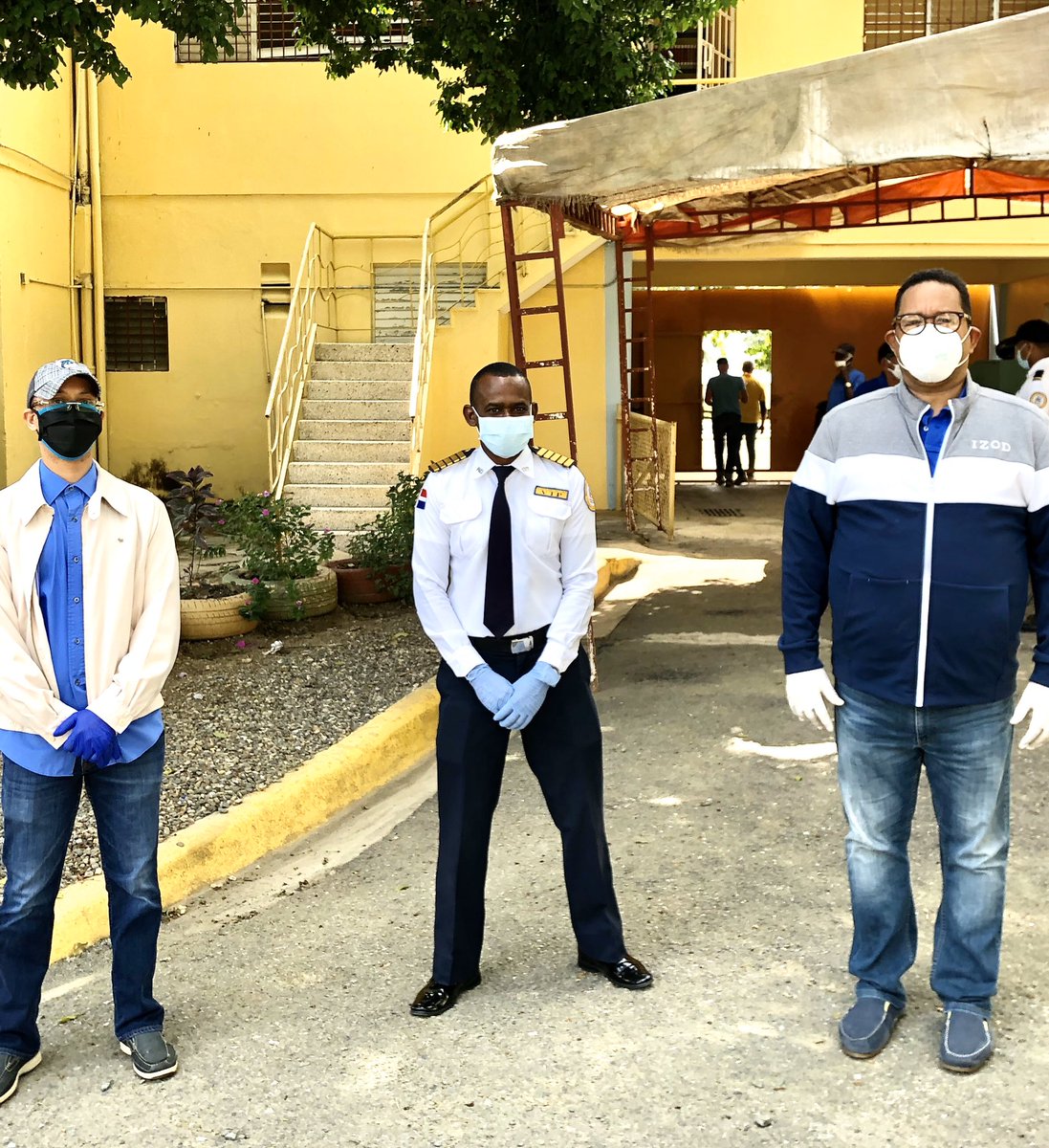 RafaelBaez14's tweet photo. En el CCR de Haras Nacionales, entregando mascarillas, manitas limpias y guantes a los internos y adultos mayores para evitar el contagio del virus. Gracias al JEP y a las autoridades por su buen trato y gracias a las personas que hacen posible estas entregas ...  Dios es bueno! https://t.co/ItZcocnpOO
