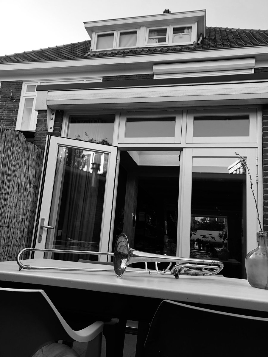Hoe bijzonder,...de taptoe mogen spelen in de tuin van ons huis. Een Joods monument waarvan de eerste bewoners de kampen niet hebben overleefd. Opdat wij niet vergeten! 

joodsmonument.nl/nl/page/53551/…