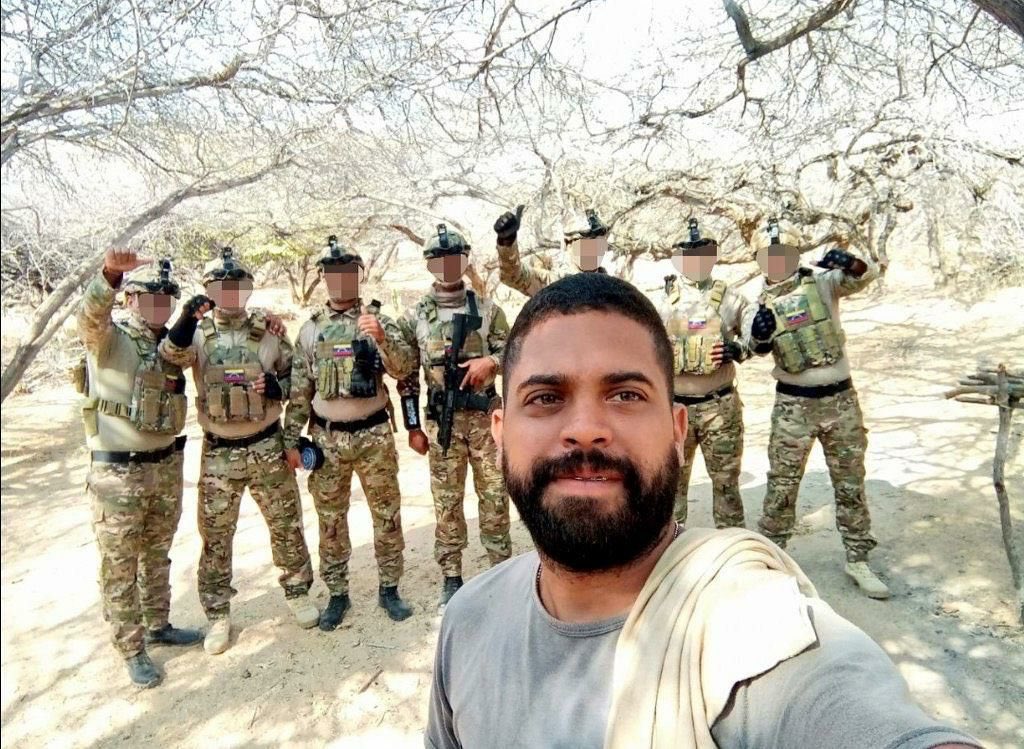 carollafra's tweet photo. Mucho 5.11 y Especial Forces 

Pero te agarro el pueblo de Chuao!!! https://t.co/1mMyQgeilv