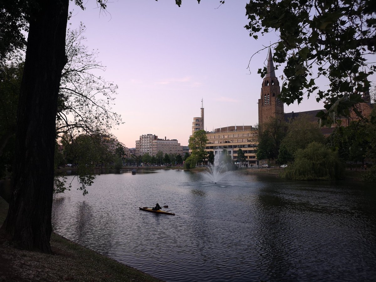 Dans la capitale du pays du surréalisme, la phase 1A du déconfinement commence aujourd'hui, le 4 mai. Le kayak est désormais autorisé. #onlyinbelgium