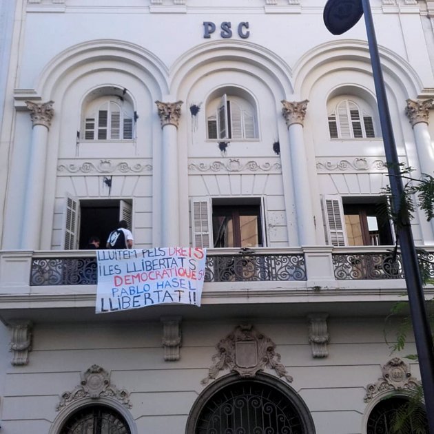 🔴 El Juzgado de Lleida abre juicio oral contra 3 miembros de la Plataforma x colgar esta pancarta en la sede del PSC. Todavía esperamos el escrito de acusación de la Fiscalía, pero nos pueden pedir de 6 meses a 3 años de prisión. Quieren castigar la solidaridad con <a href="/PabloHasel/">Pablo Hasel</a>!