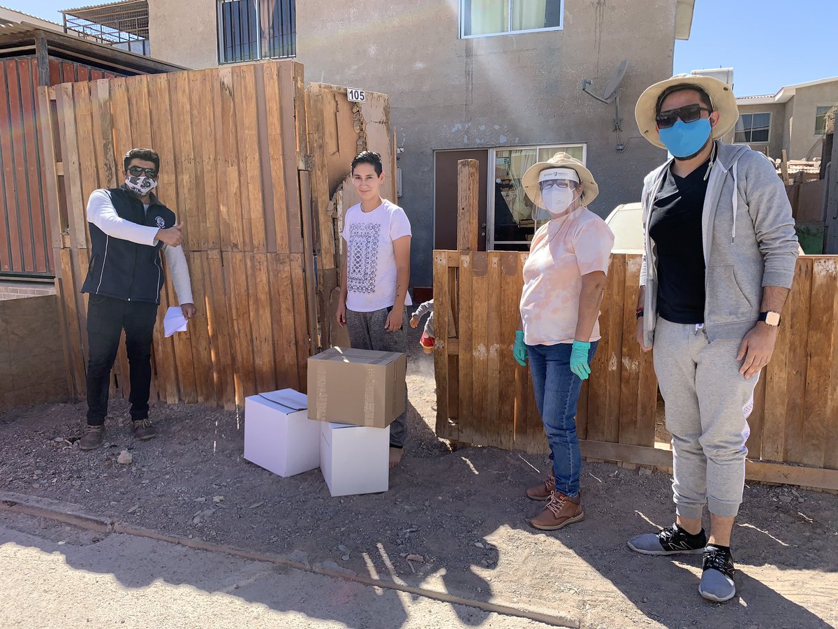 MuniSierraGorda's tweet photo. Equipo municipal junto a Concejales hicieron entrega de víveres y útiles de higiene para nuestros vecinos y vecinas, gracias al trabajo colaborativo entre nuestro municipio y Minera Spence. #QuedateEnCasa . https://t.co/pQ2ifDTtQA