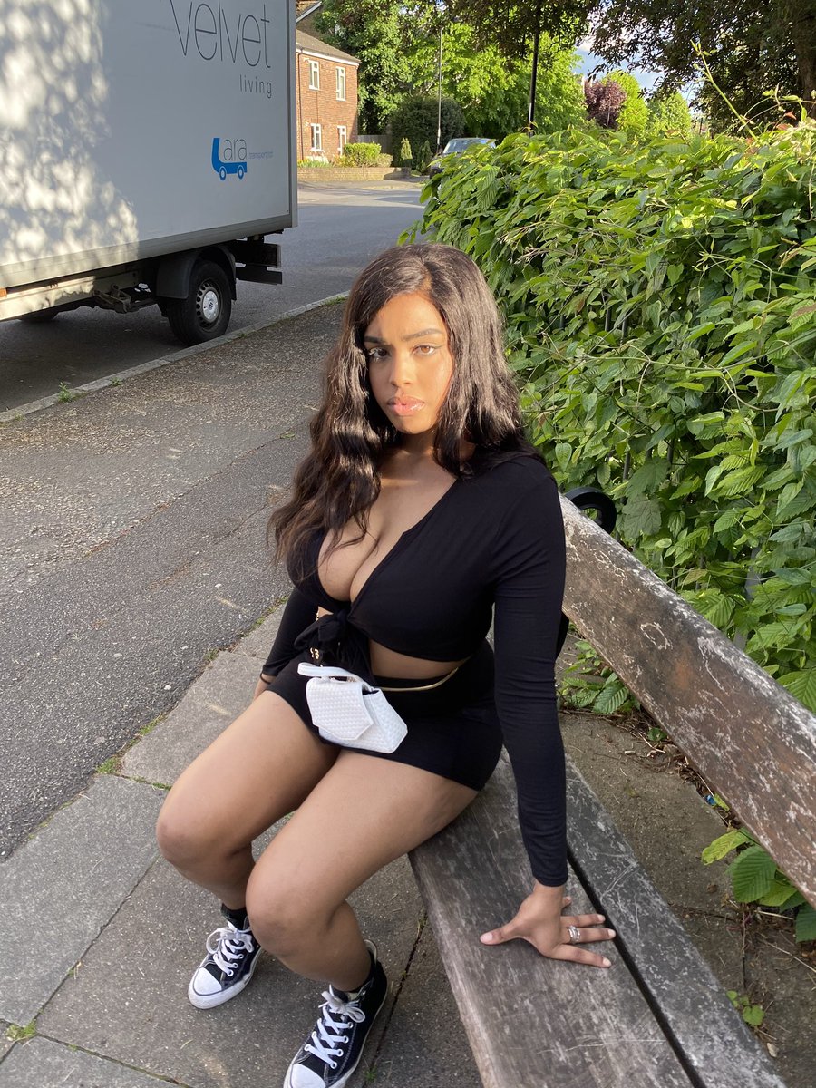 6stardoll's tweet photo. Sitting pretty😘 https://t.co/Ysj3dPfmnm