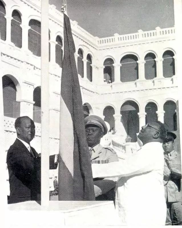 WatanTweets's tweet photo. لقد عانى السودان منذ استقلاله سعيا لتحقيق ديمقراطية راسخة تضمن لشعبنا حياة كريمة خالية من الفقر و الظلم و الحروب. و لتحقيق هذه الديمقراطية بذل السودانيون الغالي و النفيس في نضالاتهم ضد الحكومات الديكتاتورية التي توالت على البلاد، و ما كانت ثورة ديسمبر الا استكمالًا لهذه النضالات. https://t.co/nXWqv3k4C6