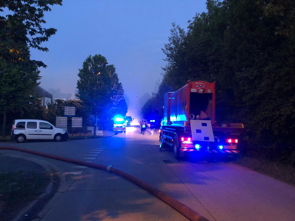GemKalmthout's tweet photo. @BWZoneRand heeft de brand bij Papier Michel omschreven, wat betekent dat er geen acuut gevaar is voor uitbreiding. Ze blijven verder blussen. Bij rook- en geurhinder raden we aan om ramen en deuren te sluiten. De brandweer werkt deze nacht verder om het vuur volledig te blussen. https://t.co/ptMNqXfiMw
