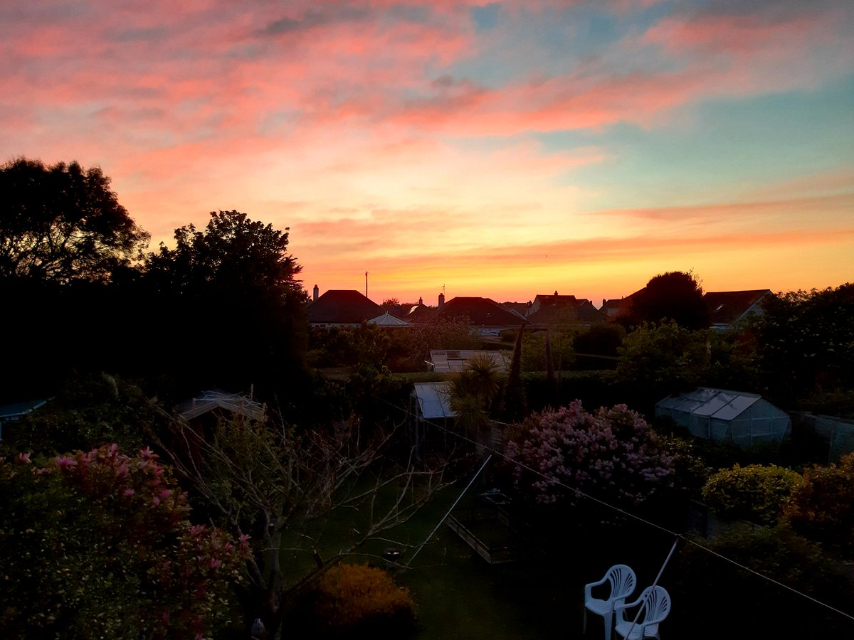 fraggle1971's tweet image. #homeview #sunset  @Chiobserver @Official_WXUK @xWxNetwork @LensAreLive @ThePhotoHour @StormHour @MazeOfNature @BBCWthrWatchers @metoffice @bbcweather @WeatherCast_UK @BBCSussex @SpiritFMSussex @STPictures