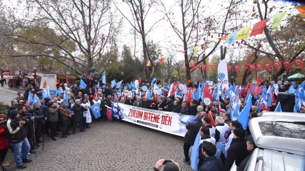 Çin,toplama kampları,yok etme kampları kuruyor ve asimile etme tezgahları üretiyor.

Çin, fikri ve kültürel soykırımın atölyelerine iş veriyor.

Çin deyince akla,ucuz ve kalitesiz mallar gelmiyor sadece. Yürek yakan acılar, işkenceler,geliyor. 

#DoguTurkistanıUnutmadık