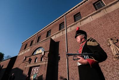 Eenzame trompettist tijdens Dodenherdenking in Babberich
gelderlander.nl/zevenaar/eenza…