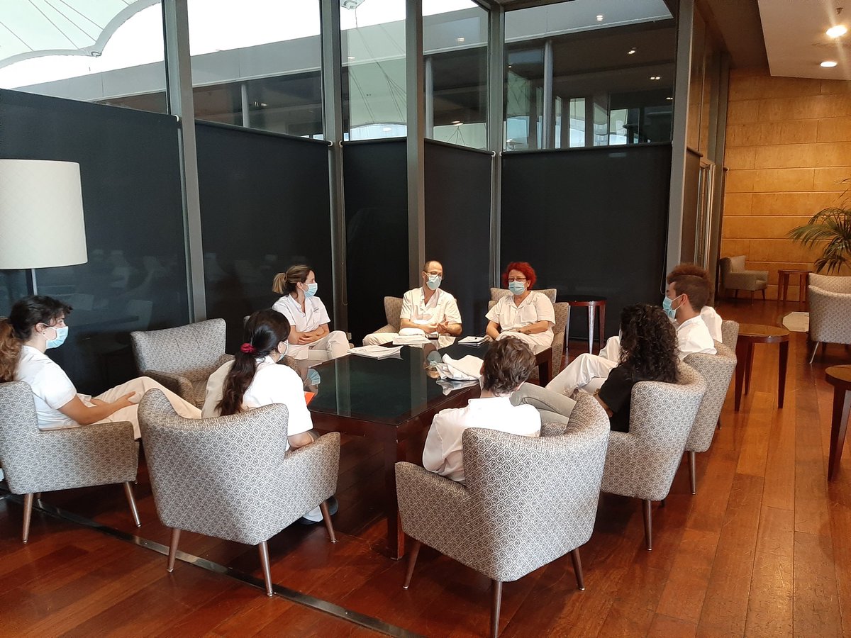 Saralaxe_dr's tweet photo. Quién me iba a decir a mí...que en el hall del hotel en dónde me alojé por 1ra vez en #barcelona, estaría hoy teniendo la reunión del #equipo de #rehabilitacion¡¡¡ @CataloniaHotels @hospitalclinic #hdom @Dnicolasocejo #mir2020 🔝🔝🔝 #StopCovid19 https://t.co/l81DrSTHFd