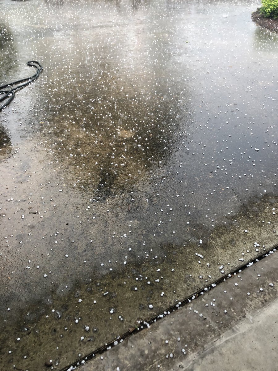 mlsummers's tweet photo. Hail in Brentwood neighborhood in Jonesboro. ⁦@ryanvaughan⁩ https://t.co/s4UoYocv5a