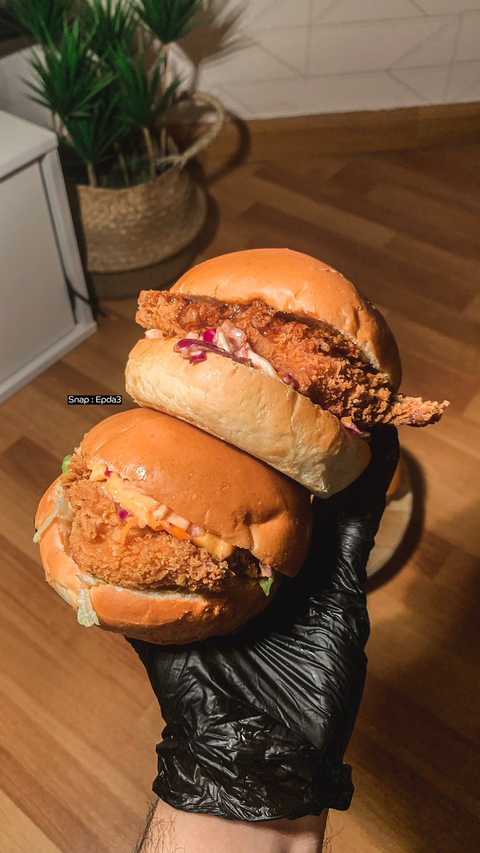 عشّاق الكرسبي 🖤
دوكم جديد مطعم بلاك بارن 
بوكس للشوي أو للقلي أو مكس
خبز بريوش وأنواع متعددة من الصوصات 👌🏻
يستاهل التجربة فعلاً وكامل التفاصيل تحت ..