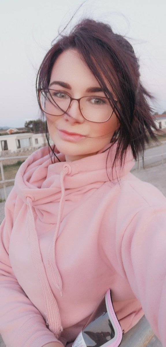 LisaReesJones5's tweet image. Personal best mile tonight, probably because it was absoloutley freezing and so windy my hair kept falling out 🙃🙃😆
The sunset was super bright tonight, pictures do not do it justice! 🌍🌅☀️🌞
#RaceAtYourPace #quick5 #PersonalBestMile #Abergele #Pensarn #Beach #NorthWales