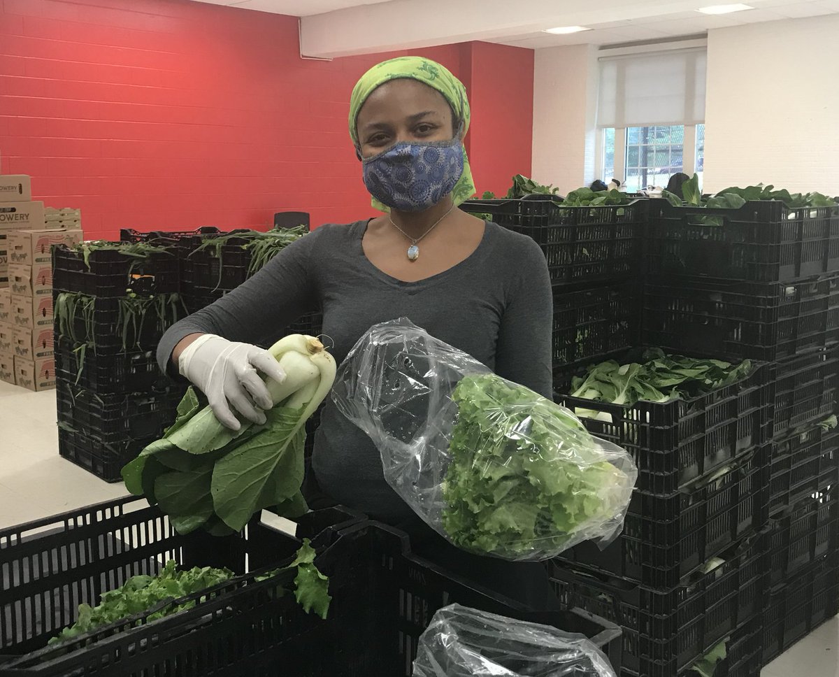 communityfndn's tweet photo. It was a busy weekend for #GetShiftDoneDMV! @freshfarmdc hosted a shift preparing boxes of fresh, seasonal produce from their farmer's markets - enough for 650 vulnerable #DMV families. Excited to partner with @Nats4good on this local initiative. More: https://t.co/VF6NhjrLEz https://t.co/1Ig0qNcPgF