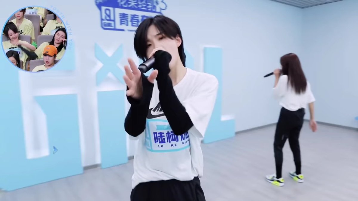femmelunaaa's tweet photo. A friend of mine pointed out that during this performance, zxt smiled when ysx showed in the screen. And I'm meltinggg. My heart ❤️ The fact that zxt was just on her poker face but seeing ysx she smiled ❤️ Ughhh! 

#EstherYu
#ZhaoXiaotang https://t.co/rEpWvbsAqR