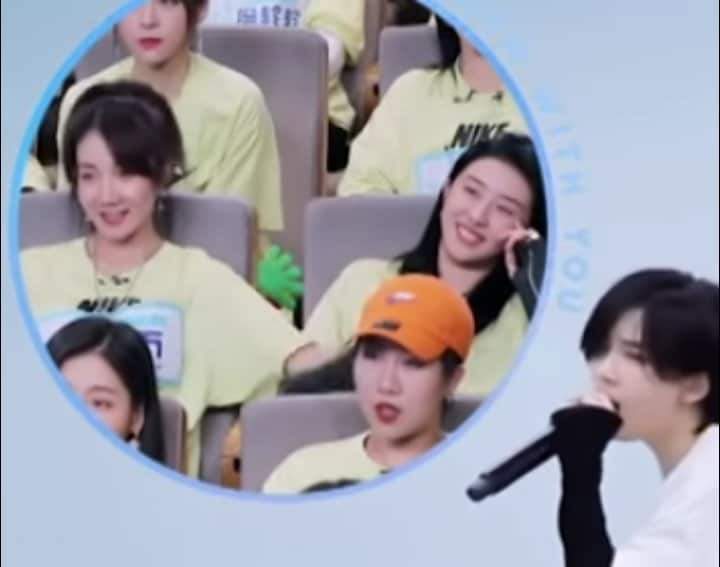 femmelunaaa's tweet photo. A friend of mine pointed out that during this performance, zxt smiled when ysx showed in the screen. And I'm meltinggg. My heart ❤️ The fact that zxt was just on her poker face but seeing ysx she smiled ❤️ Ughhh! 

#EstherYu
#ZhaoXiaotang https://t.co/rEpWvbsAqR
