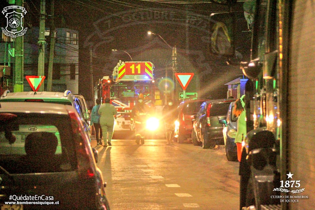 cbi_iqq's tweet photo. Imágenes del trabajo de las unidades de las compañías @PompaAusonia4
@Dalmacia5 @BombaVictoria11 en llamado  estructural ocurrido en la intersección de calle Luis Cruz Martinez y Pasaje San Rosendo. Se trató de inflamación de cocina .#Iquique #EmergenciasCBI https://t.co/tPiqrXhxbo