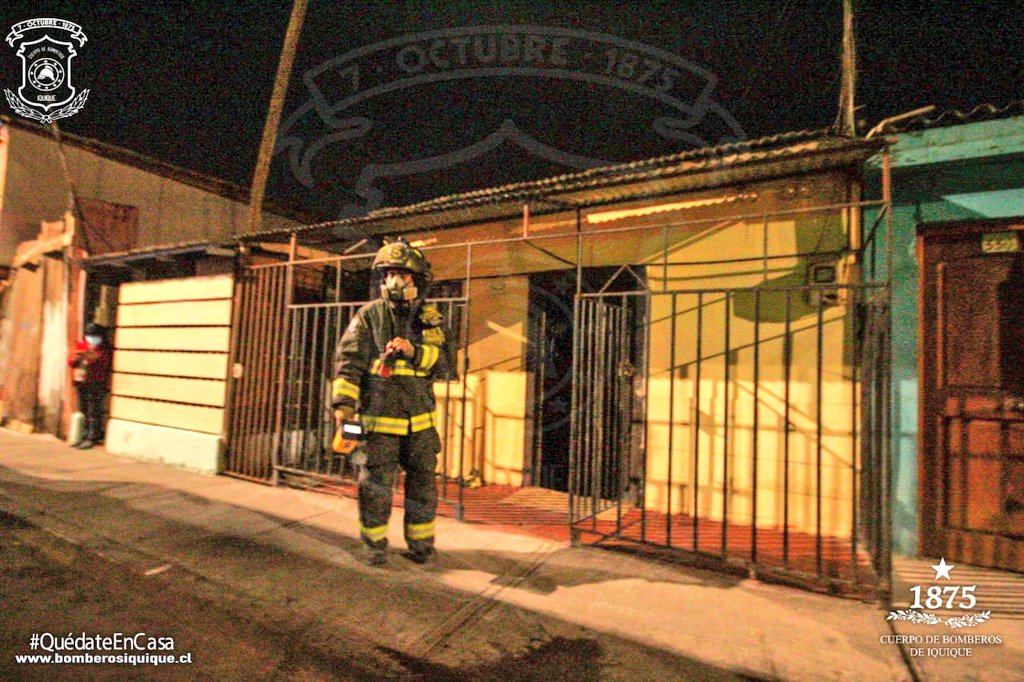 cbi_iqq's tweet photo. Imágenes del trabajo de las unidades de las compañías @PompaAusonia4
@Dalmacia5 @BombaVictoria11 en llamado  estructural ocurrido en la intersección de calle Luis Cruz Martinez y Pasaje San Rosendo. Se trató de inflamación de cocina .#Iquique #EmergenciasCBI https://t.co/tPiqrXhxbo