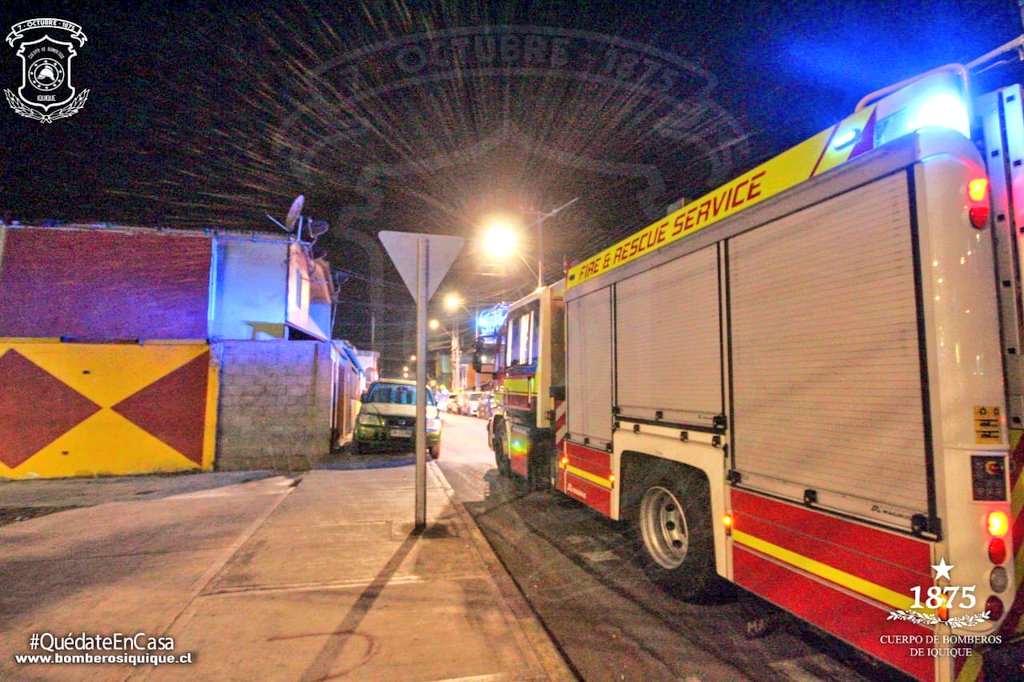 cbi_iqq's tweet photo. Imágenes del trabajo de las unidades de las compañías @PompaAusonia4
@Dalmacia5 @BombaVictoria11 en llamado  estructural ocurrido en la intersección de calle Luis Cruz Martinez y Pasaje San Rosendo. Se trató de inflamación de cocina .#Iquique #EmergenciasCBI https://t.co/tPiqrXhxbo