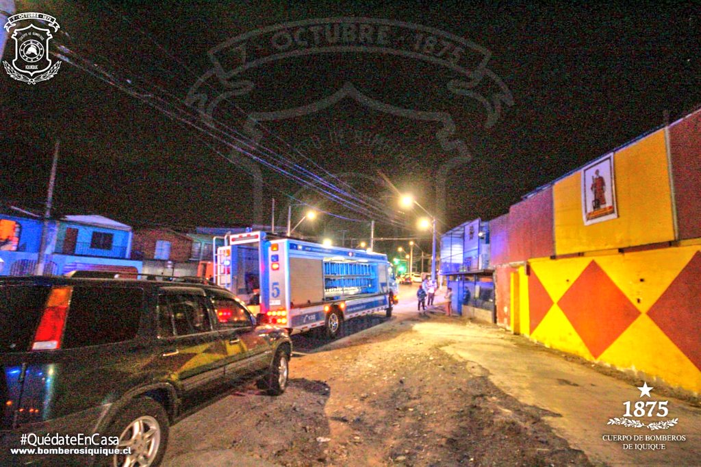Imágenes del trabajo de las unidades de las compañías <a href="/PompaAusonia4/">Pompa Ausonia</a>
<a href="/Dalmacia5/">Bomba Dalmacia N5</a> <a href="/BombaVictoria11/">Bomba Victoria 11</a> en llamado  estructural ocurrido en la intersección de calle Luis Cruz Martinez y Pasaje San Rosendo. Se trató de inflamación de cocina .#Iquique #EmergenciasCBI
