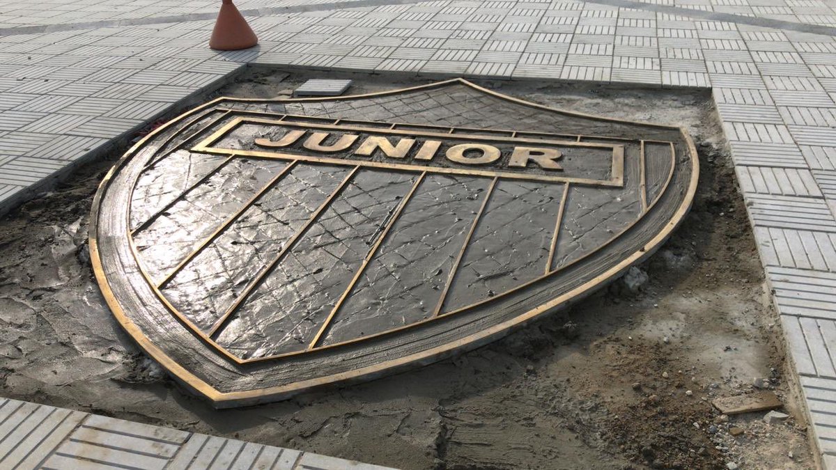 ChrisDaes's tweet photo. Asi se vera el escudo de papa @JuniorClubSA en la mitad de la rotonda.   Les gusta? https://t.co/5bhv4RYMz1