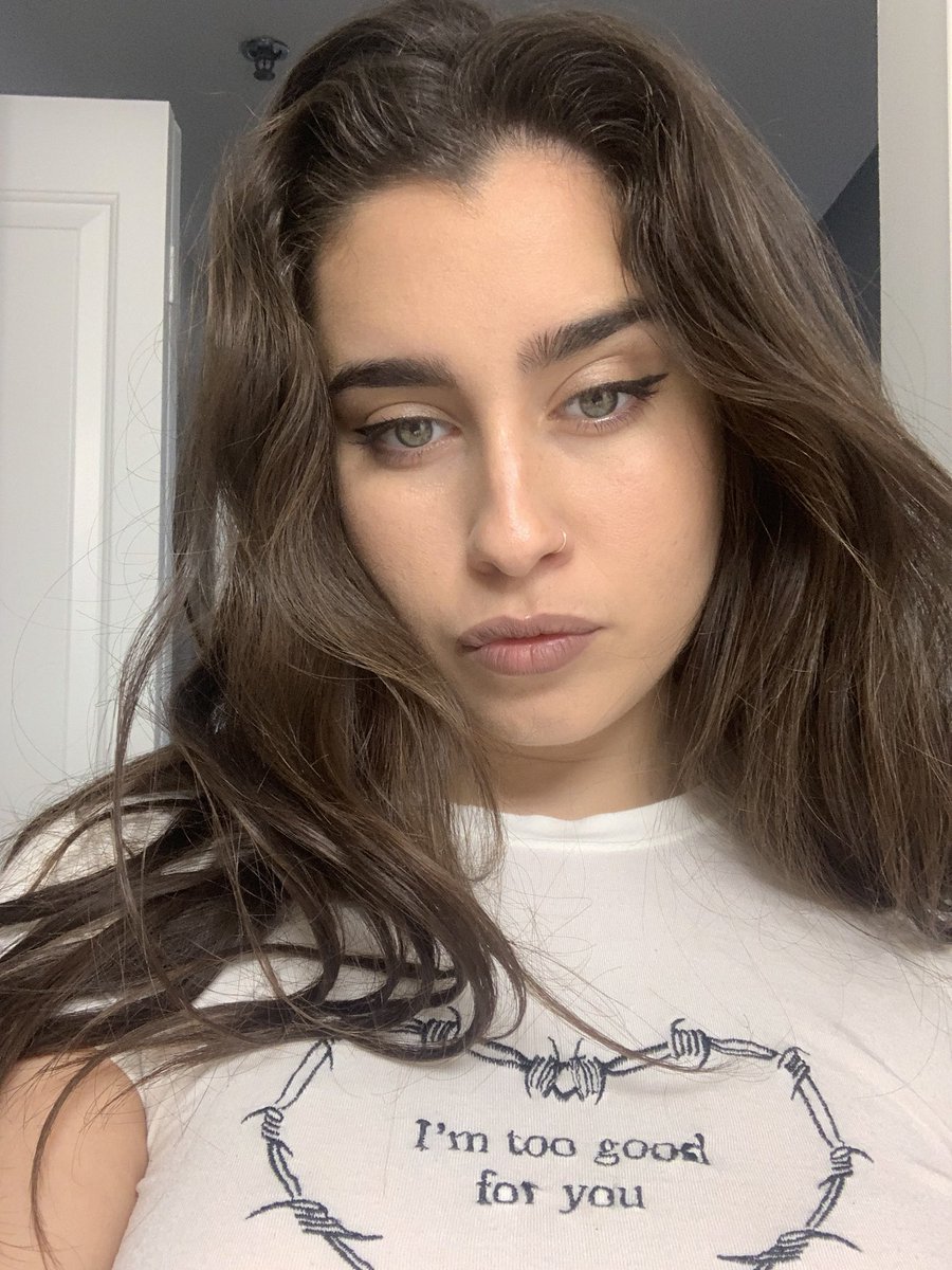 dadahmachado's tweet photo. when captions fail!!!!! @LaurenJauregui https://t.co/lxBv3PzpkK