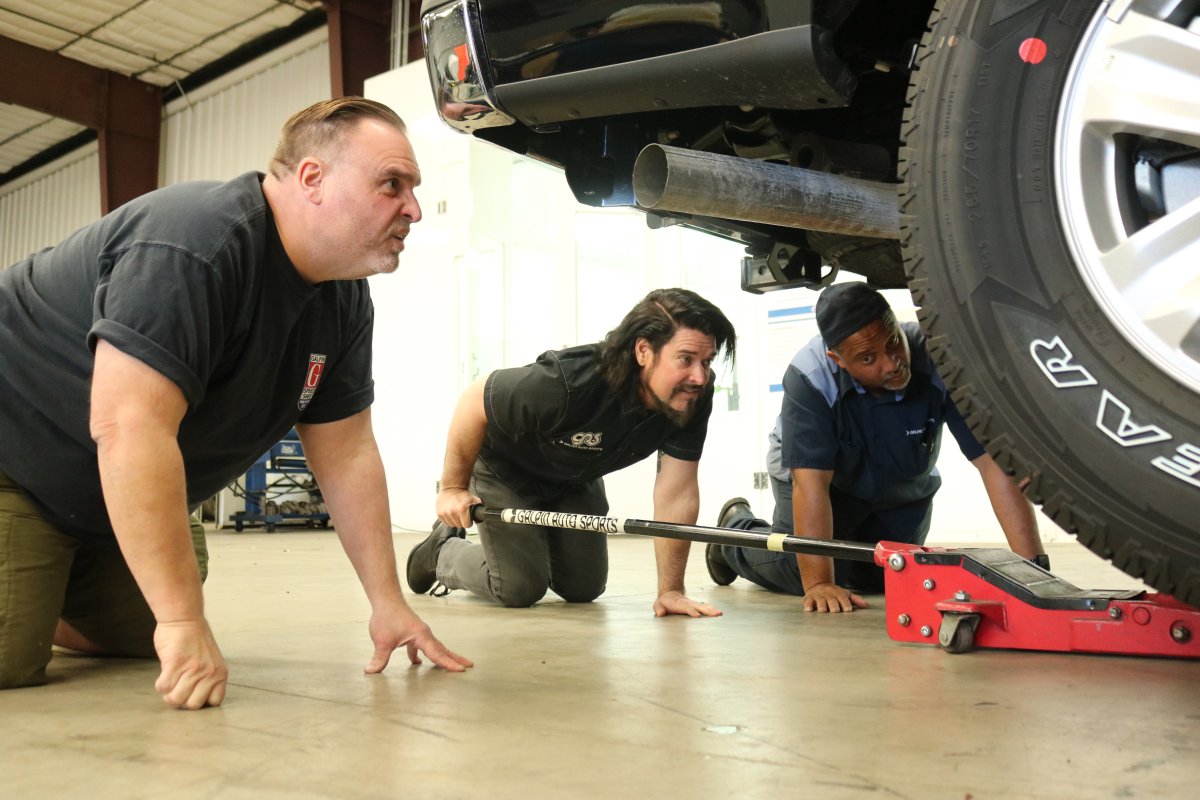 DiscoveryMotor's tweet photo. All-new #CarKings starts NOW on @Discovery. https://t.co/nHPYaxPq8q