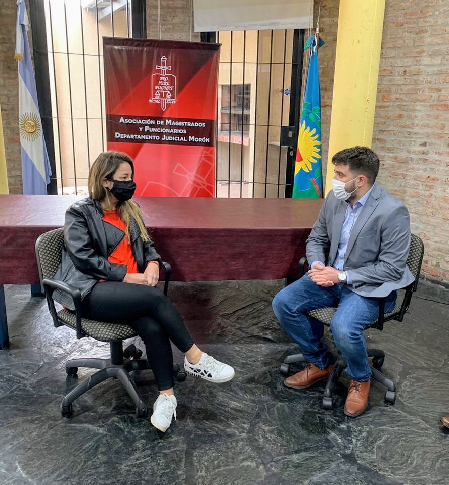kevinlioiok's tweet photo. Hoy me reuní con la presidenta de la Asociación de Magistrados y Funcionarios de Morón, Dra. Mercedes Conti y autoridades, a quienes les acercamos 1.000 barbijos para que pongan a disposición en las entradas de los organismos judiciales. https://t.co/nSnQj0oNLD