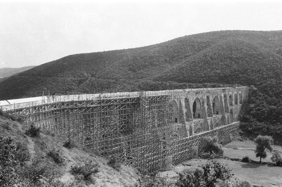 SinanMuhipleri's tweet photo. Mağlova Su Kemeri'ni hiç böyle görmüş müydünüz? 

Unutulmuş ve gözardı edilmiş bir şaheser, henüz Alibey Barajı suları altında kalmamışken ahşap iskelelerle donatılarak restore edilirken.

(Merhum Hüsrev Tayla arşivinden) https://t.co/d8kbQWVOHz